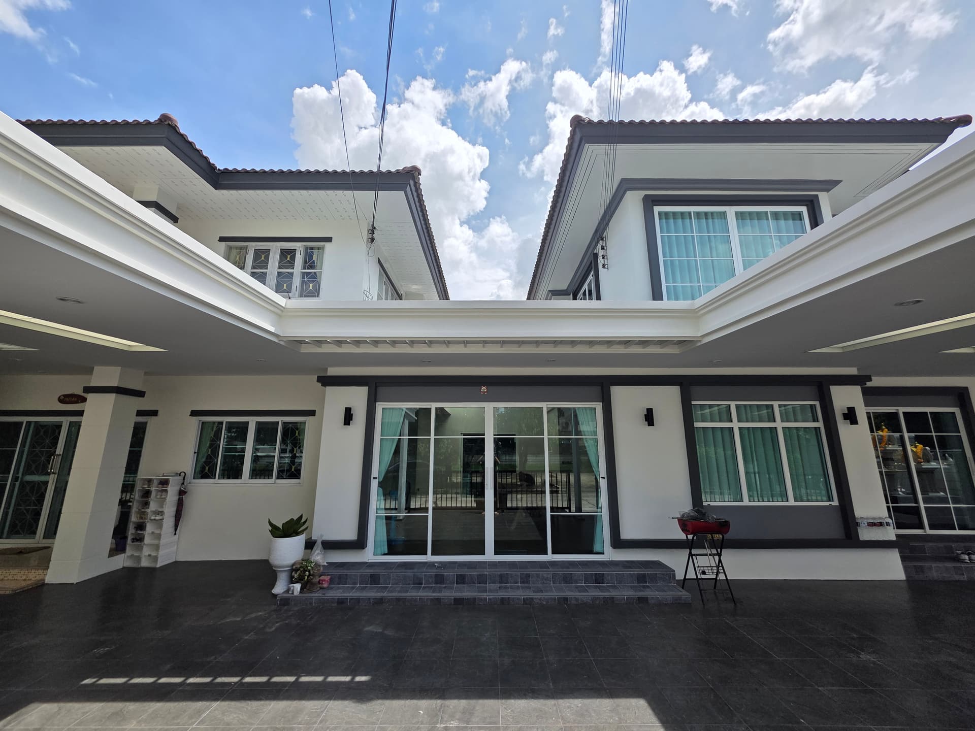 รีโนเวทบ้านเดี่ยวสองหลังเชื่อมติดกันละติดตั้งระบบไฟฟ้า หมู่บ้านเหรียญเนเชอรัลโฮม คลองหลวง ปทุมธานี