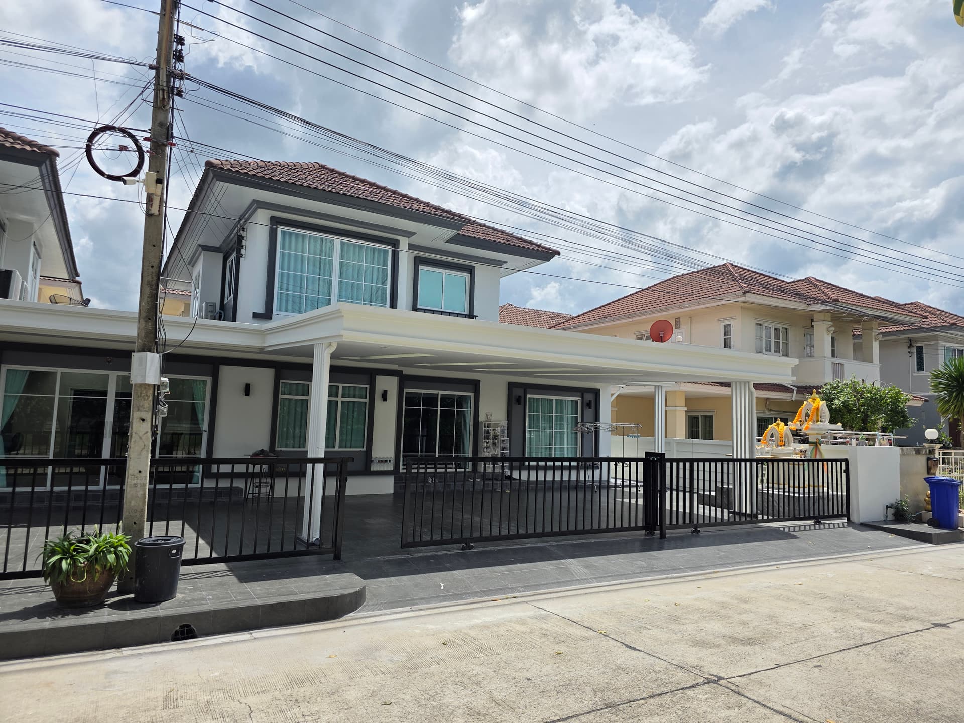 ด้านหน้าบ้าน รีโนเวทบ้านเดี่ยวสองหลังเชื่อมติด